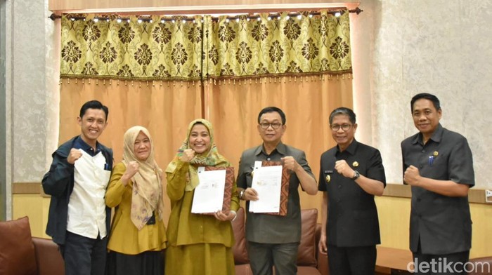 Bupati Soppeng Suwardi Haseng (ketiga dari kanan) bersama Wakil Bupati Soppeng Selle Ks Dalle (kedua dari kanan) berfoto bersama jajaran BPJS Kesehatan Watampone.