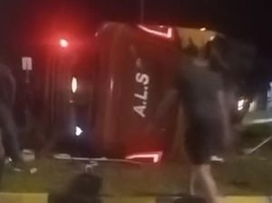 Detik-detik Bus Bawa Rombongan Atlet Karate Terguling di GT Padang-Sicincin