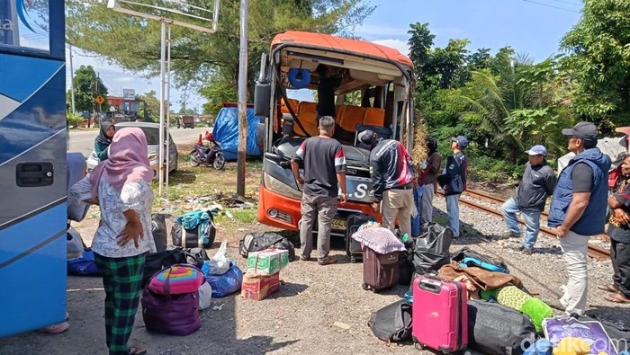 Bus ALS bawa atlet karate asal Medan yang terbalik di Tol Padang-Sicincin