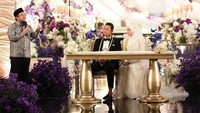 Clara Shinta senang bisa menyatu dengan orang seperti Alexander Assad. Awalnya aku mengira bahwa aku akan bersama dengan orang yang lebih tinggi ilmunya dibanding aku supaya aku bisa belajar banyak dengan seseorang tersebut. Tapi ternyata Allah hadiahkan seseorang yang ternyata akan menjadi teman belajarku insyaallah seumur hidup nanti, tulisnya. (Foto: dok Instagram dierabachir)