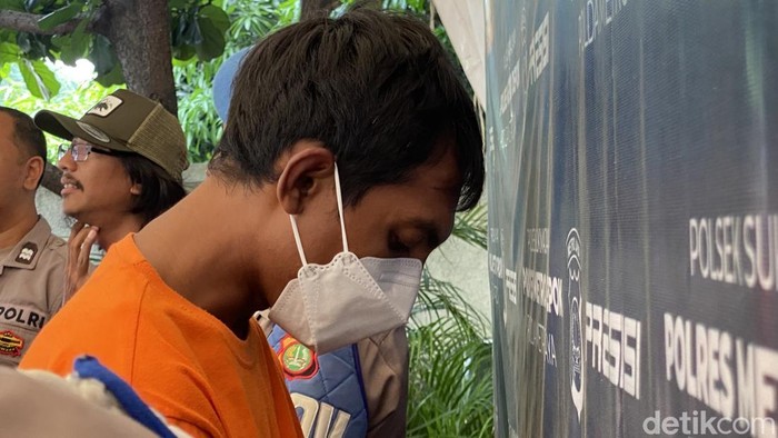 Clevi Patrik Rutman (34), warga yang aniaya satpam lansia di Depok ditetapkan jadi tersangka.