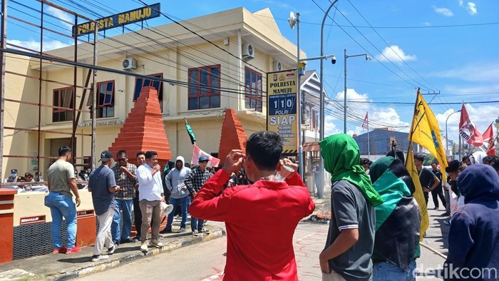 Demo depan Polresta Mamuju.