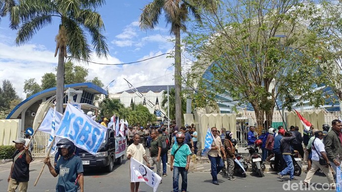 Aksi demonstrasi di depan kantor Gubernur NTT, Senin (8/9/2025).