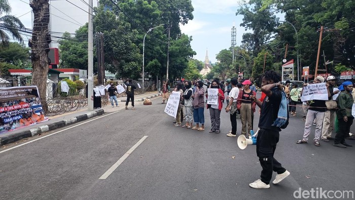 Demo mahasiswa Papua di depan PN Makassar menjelang sidang terdakwa kasus makar.