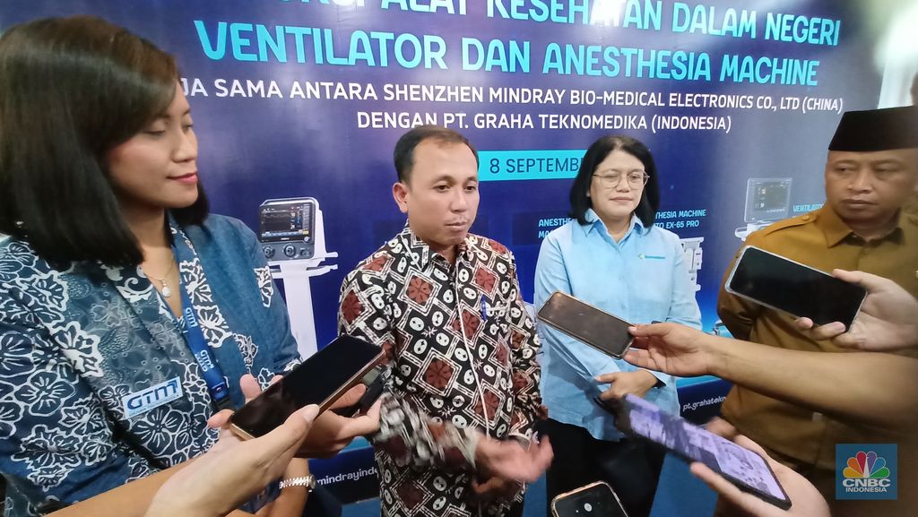 Direktur Industri Permesinan dan Alat Mesin Pertanian Kemenperin, Solehan (dua dari kiri) dan Dirjen Farmalkes Lucia Rizka Andalusia (tiga dari kiri) di Graha Teknomedika, Senin (8/9/2025). (CNBC Indonesia/Ferry Sandi)