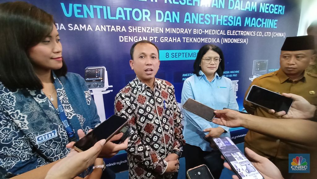 Direktur Industri Permesinan dan Alat Mesin Pertanian Kemenperin, Solehan (dua dari kiri) dan Dirjen Farmalkes Lucia Rizka Andalusia (tiga dari kiri) di Graha Teknomedika, Senin (8/9/2025). (CNBC Indonesia/Ferry Sandi)