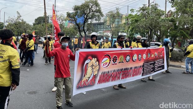 Driver ojol demo depan kantor Gubernur Sulsel di Jalan Urip Sumoharjo Makassar.