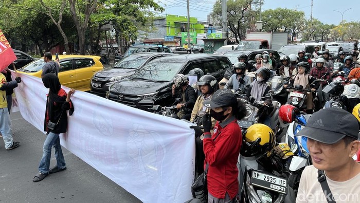 Driver ojol demo depan kantor Gubernur Sulsel di Jalan Urip Sumoharjo Makassar.