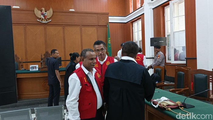 Empat anggota NRFB, terdakwa kasus makar menjalani sidang di Pengadilan Negeri (PN) Makassar.