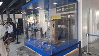 Halte Jaga Jakarta ini juga menyimpan sisa pembakaran perusakan halte. Sisa-sisa itu ditampilkan di etalase yang terpasang di Halte Jaga Jakarta. (Belia/detikcom)