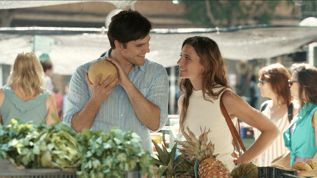 Cuplikan adegan dalam film Fall for Me di Netflix.