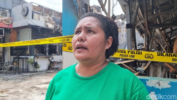 Felisita Sumarni (35), karyawan warung wonto atau penjual rawon dan soto di Jalan Fatmawati (Taufiq/detikcom).