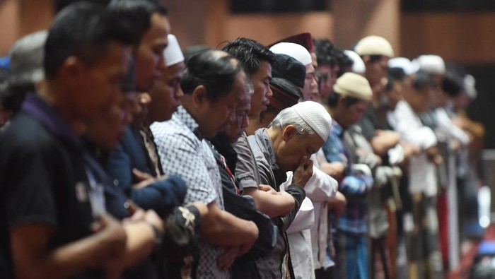 Fenomena Blood Moon, Masjid Istiqlal Dipadati Jemaah Shalat Gerhana Umat Islam menunaikan ibadah shalat gerhana bulan di Masjid Istiqlal, Jakarta, Senin (8/9/2025). Shalat yang dilaksanakan bertepatan dengan fenomena gerhana bulan total Blood Moon tersebut sebagai pengingat kebesaran Allah SWT pencipta alam semesta. ANTARA FOTO/Indrianto Eko Suwarso