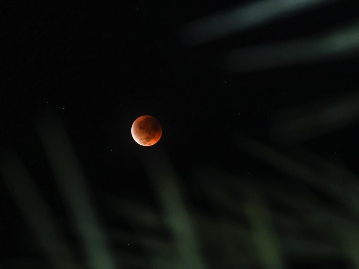 Fase gerhana bulan total terlihat di langit Ternate, Maluku Utara, Senin (8/9/2025). Badan Meteorologi, Klimatologi, dan Geofisika (BMKG) Stasiun Geofisika Kelas III Ternate menyebut fenomena astronomis gerhana bulan total dapat dilihat dengan mata telanjang di seluruh langit kabupaten/kota di Provinsi Maluku Utara sekitar pukul 00:26 WIT dan berakhir pukul 03:53 WIT. ANTARA FOTO/Andri Saputra