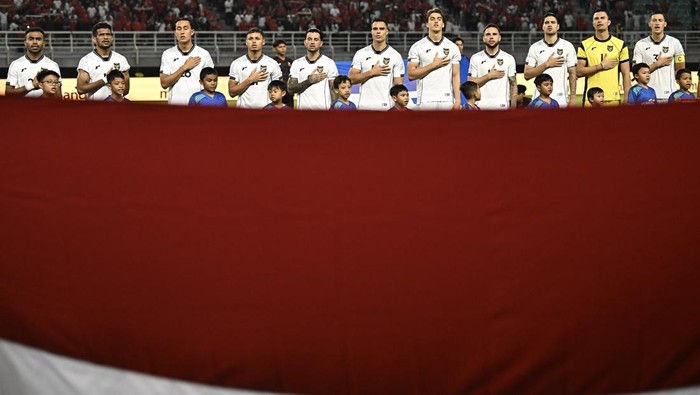 Pesepak bola Timnas Indonesia menyanyikan lagu Indonesia Raya sebelum melawan Timnas Lebanon dalam FIFA Matchday di Stadion Gelora Bung Tomo, Surabaya, Jawa Timur, Senin (8/9/2025). ANTARA FOTO/Sigid Kurniawan/bar