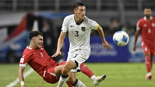 Pesepak bola Timnas Indonesia Jay Noah Idzes (kanan) berebut bola dengan pesepak bola Timnas Lebanon Khoder Khaled Kaddour (kiri) dalam FIFA Matchday di Stadion Gelora Bung Tomo, Surabaya, Jawa Timur, Senin (8/9/2025). ANTARA FOTO/Sigid Kurniawan/mrh/bar