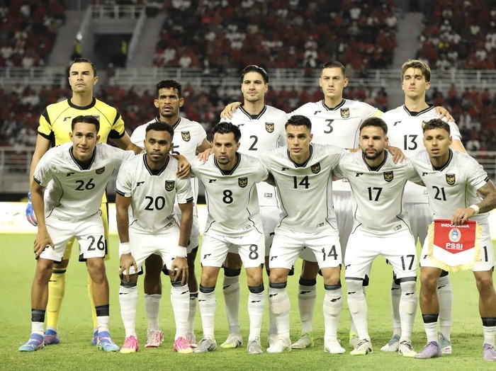Pesepak bola Timnas Indonesia berfoto bersama sebelum melawan Timnas Lebanon dalam FIFA Matchday di Stadion Gelora Bung Tomo, Surabaya, Jawa Timur, Senin (8/9/2025). ANTARA FOTO/Rizal Hanafi/mrh/bar