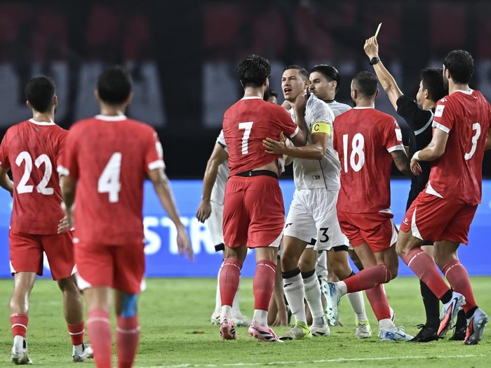 Pesepak bola Timnas Indonesia Jay Noah Idzes (keempat kiri) dicekik oleh pesepak bola Timnas Lebanon Karim Darwich (ketiga kiri) dalam FIFA Matchday di Stadion Gelora Bung Tomo, Surabaya, Jawa Timur, Senin (8/9/2025). ANTARA FOTO/Sigid Kurniawan/mrh/bar