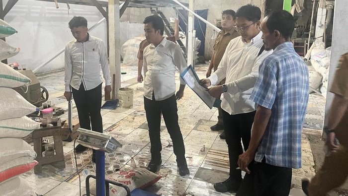 Gerebek Pabrik Beras Oplosan di Serang