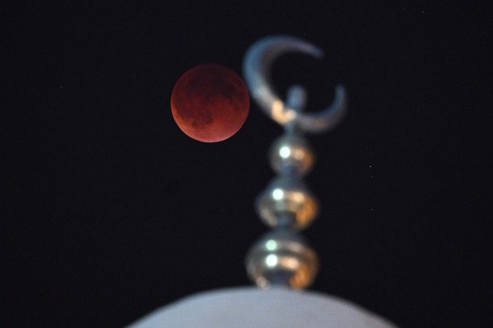 Gerhana bulan total di atas menara masjid di Kuwait, 7 September 2025.