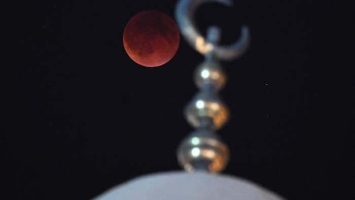 Gerhana bulan total di atas menara masjid di Kuwait, 7 September 2025.