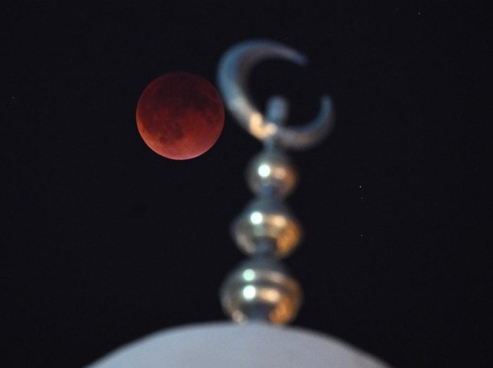 Gerhana bulan total di atas menara masjid di Kuwait, 7 September 2025.