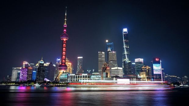 Gerhana bulan total di langit pusat bisnis dan perdagangan Distrik Lujiazui di Shanghai, di tepi Sungai Huangpu di Kawasan Baru Pudong, 7 September.