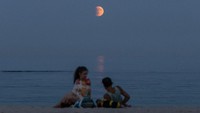 Gerhana bulan di Laut Hitam di kawasan Odesa, kawasan yang berfungsi sebagai pelabuhan utama dan pusat pariwisata serta perdagangan yang penting di Ukraina. (Oleksandr Gimanov/AFP)
