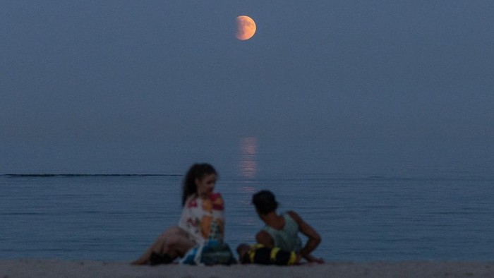 Gerhana bulan total di Laut Hitam dengan bakcground Odesa, kawasan pelabuhan utama dan pusat pariwisata serta perdagangan yang penting di Ukraina.