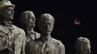 Gerhana bulan total di monumen untuk menghormati Gemidzhii, di pusat kota Skopje, Makedonia Utara, 7 September 2025. (Robert Atanasovski/AFP)