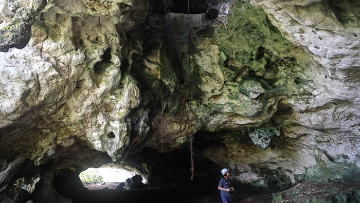 Gua Beloyot Merabu, Pesona Karst yang Siap Mendunia Lewat Geopark Sejumlah pengunjung berjalan memasuki Gua Beloyot di Kampung Merabu, Kecamatan Kelay, Kabupaten Berau, Kalimantan Timur, Minggu (7/9/2025). Pemprov Kaltim, Pemkab Berau, pemerintah Kampung Merabu hingga Yayasan Konservasi Alam Nusantara (YKAN) bekerja sama menyusun dokumen untuk menjadikan kawasan Karst Sangkulirang Mangkalihat menjadi status taman bumi atau geopark bertaraf internasional. ANTARA FOTO/M Risyal Hidayat