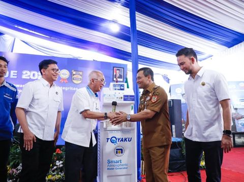 Gubernur Jateng, Ahmad Luthfi, saat menjadi pemateri dalam pembekalan mahasiswa baru di Unidus, Semarang, Senin (8/9/2025).