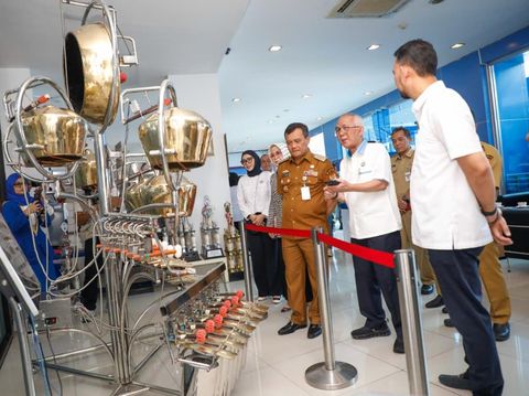 Gubernur Jateng, Ahmad Luthfi, saat menjadi pemateri dalam pembekalan mahasiswa baru di Unidus, Semarang, Senin (8/9/2025).
