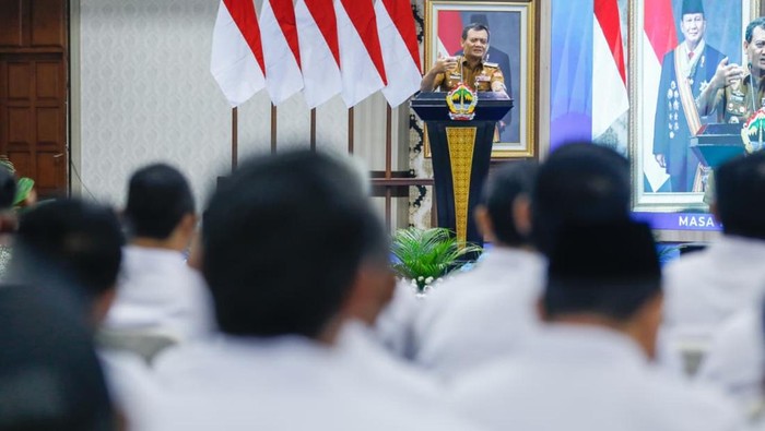 Gubernur Jateng, Ahmad Luthfi, saat mengukuhkan Forum Pengurus Karang Taruna Provinsi Jateng periode 2025-2030 di gedung Gradhika Bhakti Praja Semarang pada  Senin (8/9/2025).