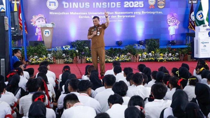 Gubernur Jateng, Ahmad Luthfi, saat menjadi pemateri dalam pembekalan mahasiswa baru di Unidus, Semarang, Senin (8/9/2025).
