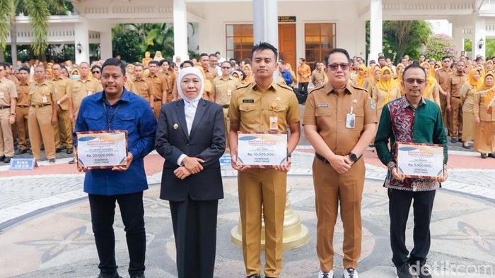 Khofifah Serahkan Bantuan ke ASN yang Motor hingga Uang Tabungan Terbakar di Grahadi