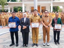 Khofifah Serahkan Bantuan ke ASN yang Motor hingga Uang Terbakar di Grahadi