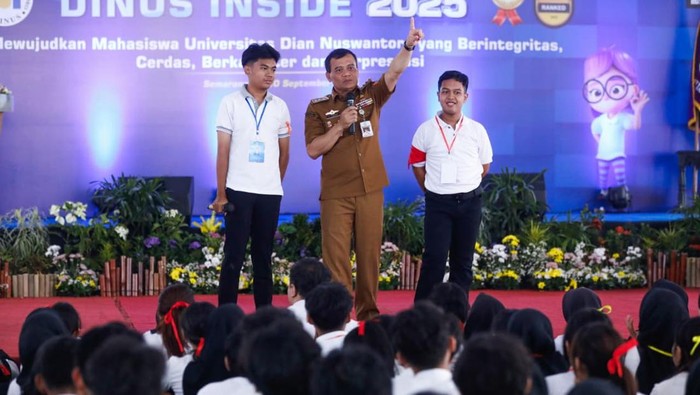 Gubernur Jateng, Ahmad Luthfi, saat menjadi pemateri dalam pembekalan mahasiswa baru di Unidus, Semarang, Senin (8/9/2025).