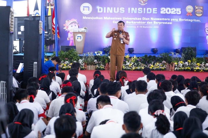 Gubernur Jawa Tengah Ahmad Luthfi menawarkan program ‘Sehari Bersama Gubernur atau Kepala Daerah’ kepada ribuan mahasiswa baru Universitas Dian Nuswantoro (Udinus) Semarang