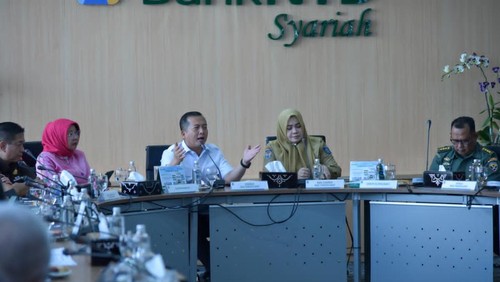 Gubernur NTB, Lalu Muhamad Iqbal, bersama Wakil Gubernur (Wagub) NTB, Indah Dhamayanti Putri, memimpin rapat koordinasi MotoGP Mandalika 2025 di Aula Hajar Aswad Bank NTB Syariah, Senin (8/9/2025). (Ahmad Viqi/detikBali)