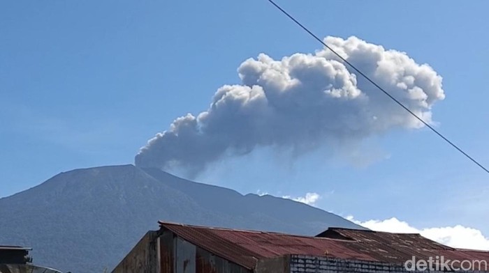 Gunung Marapi meletus pagi ini. (Foto: Jeka Kampai/detikSumut).