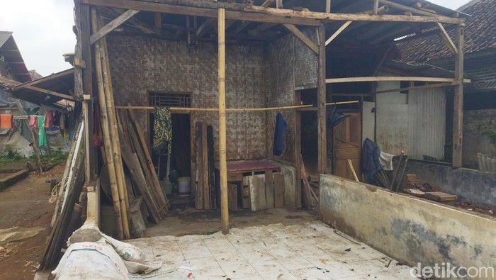 Guru Honorer di Pandeglang tinggal di rumah tidak layak huni. (Aris Rivaldo/detikcom).