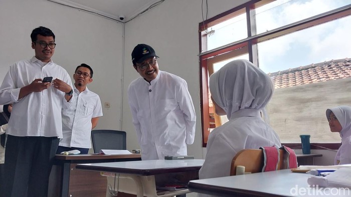 Gus Ipul meninjau Sekolah Rakyat Menengah Pertama 14 di Kota Batu didampingi Wali Kota Batu Nurochman.