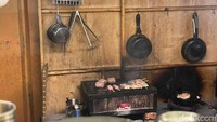 Aroma smoky yang lezat bahkan tercium sebelum daging disajikan. Menyaksikan proses memasaknya dijamin bikin perut keroncongan. Foto: Tim detikfood