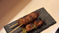 Pilihan yakitorinya bisa dinikmati sebagai menu pembuka. Mulai dari Rp 10.000an saja, rasanya memadukan citarasa Jepang dengan menyesuaikan lidah lokal. Foto: Tim detikfood