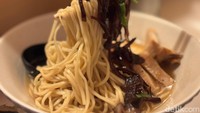 Jika ingin yang hangat dan mengenyangkan bisa memesan Tori Paitan Ramen. Mie yang kenyal direndam dengan kuah kaldu ayam yang gurih lembut. Foto: Tim detikfood