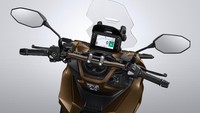 Mengikuti jejak PCX 160, kini New Honda ADV160 tersemat fitur Honda RoadSync pada tipe terbaru. Melalui panel meter TFT 5 inci yang baru, pengendara dapat menghubungkan smartphone ke motor via Bluetooth untuk menikmati navigasi turn-by-turn, kontrol musik, hingga notifikasi pesan dan panggilan langsung melalui penggunaan Voice Control dan Multi-Function Switch tombol di handle bar. Foto: Dok. AHM