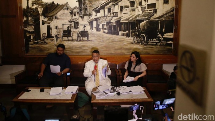 Kuasa hukum Nadiem Makarim, Hotman Paris, menyampaikan pernyataan kepada media di Jakarta, Senin (8/9/2025). Ia menanggapi penetapan Nadiem sebagai tersangka kasus dugaan korupsi laptop Chromebook.