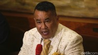 Kuasa hukum Nadiem Makarim, Hotman Paris, menyampaikan pernyataan kepada media di Jakarta, Senin (8/9/2025). Ia menanggapi penetapan Nadiem sebagai tersangka kasus dugaan korupsi laptop Chromebook.