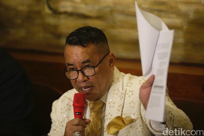 Kuasa hukum Nadiem Makarim, Hotman Paris, menyampaikan pernyataan kepada media di Jakarta, Senin (8/9/2025). Ia menanggapi penetapan Nadiem sebagai tersangka kasus dugaan korupsi laptop Chromebook.